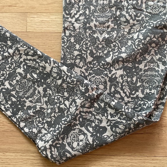 Talula by Aritzia Leggings with lace and skull print - Picture 2 of 6